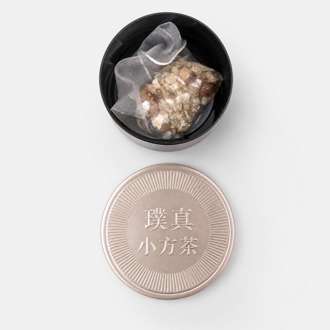 [主图-4]璞真小方茶单罐打开展示内部茶包。
[氛围风格]简约干净商业摄影风格，符合亚马逊跨境平台审美。
[画质]商业摄影质感、光线柔和通透、产品清晰真实、画面干净高级，4k分辨率，文字清晰可辨，超高预览效果