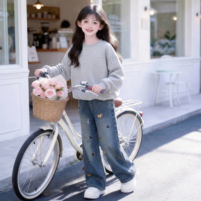 把图1的衣服和裤子给图的2的人物穿上，保留原场景光影，保持图2的人物的五官和发型不变，图片宽高尺寸不变，背景不变，鞋子不变，人物姿势不变，保持图1的衣服和裤子的款式和颜色不变预览效果