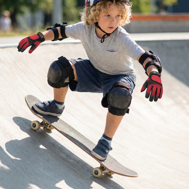 保持手套细节不变，分清正反面，一个外国儿童穿着这双手套在滑滑板预览效果