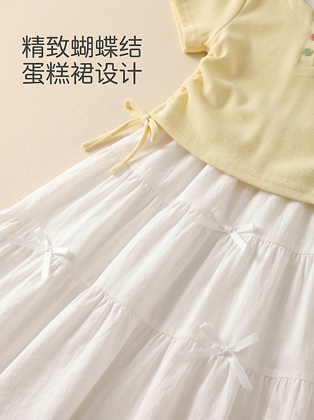[垫图] https://gdesign-dam-hz.dancf.com/35968923572226148/fb8f67a431ce49b19018e2933d864597.jpg
[主图主题] 女童夏装套装细节展示 蝴蝶结设计
[氛围/风格] 小清新可爱风格，柔和室内棚拍光，干净温馨质感
[画面元素] 特写展示白色蛋糕裙的蝴蝶结分层设计，保留产品原有浅黄色上衣+白色半身裙整体廓形，背景为干净的浅米色肌理墙面，光线均匀柔和，清晰展示蝴蝶结和蛋糕裙分层褶皱的面料质感，细节纹理清晰
[配色色系] 主色调：白色蛋糕裙+浅黄色上衣；辅助色：浅米色背景，整体配色清新干净
[视角构图] 特写平视构图，景深较浅突出细节，背景铺满全屏无边框
[文字版式] 左上角标注 “精致蝴蝶结 蛋糕裙设计”，字体为圆角细体，深灰色，文字悬浮于背景留白处，不遮挡细节，无多余装饰
[分辨率] 2k