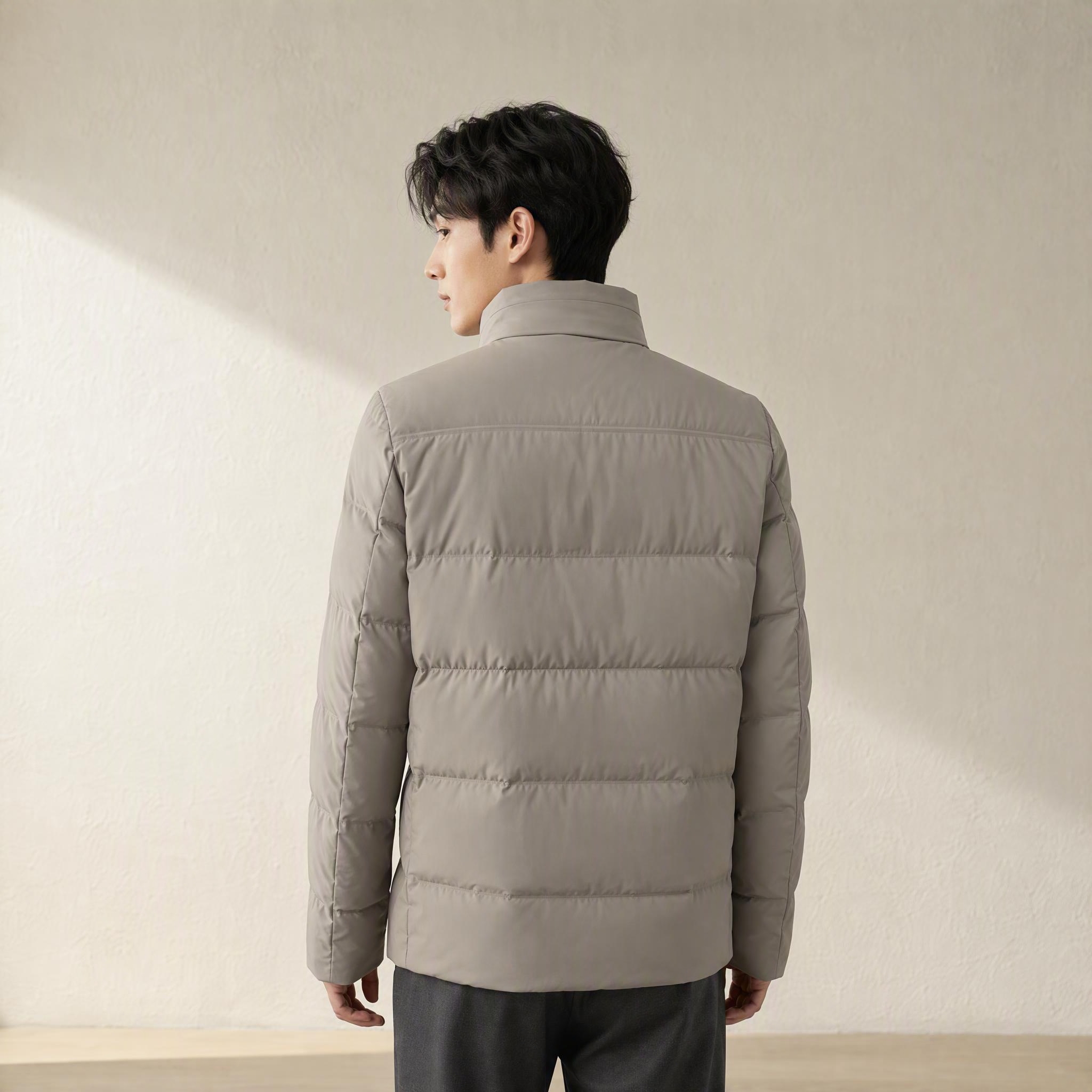[主图-3] 男士立领轻薄羽绒服背面模特穿搭展示，突出背部版型… - 图片创意预览
