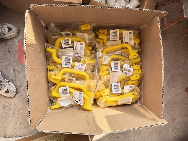 把图片里的灰色把手改成黄色的