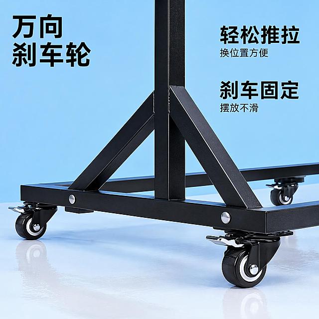 [主图-3]面料色卡展示架静音万向刹车轮卖点展示图，特写展示展示架底部四个带刹车的万向滚轮，突出可推拉移动和刹车固定功能。保持产品外观（物理结构、材质质感、颜色）与输入产品图绝对一致，杜绝任何变形和色差，精细化处理。主体滚轮和底部框架占画面约70%，背景保持浅蓝纯色。[文字版式]左侧大字主文案："万向刹车轮"黑色粗体，右侧上下分两行卖点：上排大字"轻松推拉"小字"换位置方便";下排大字"刹车固定"小字"摆放不滑"，文字排布清晰不遮挡滚轮细节。[光影]特写打光，突出滚轮结构细节，金属质感和刹车装置清晰呈现。[配色]浅蓝背景搭配黑色支架，黑色文字清晰对比。[视角构图]低角度平视特写，聚焦四个万向轮，清晰展示结构。[输出要求]1:1比例，文字清晰可辨，超高清商业摄影质感。[负向提示词]变形，文字错乱，产品图模糊，背景杂乱，水印，电商平台Logo，色差，结构扭曲
