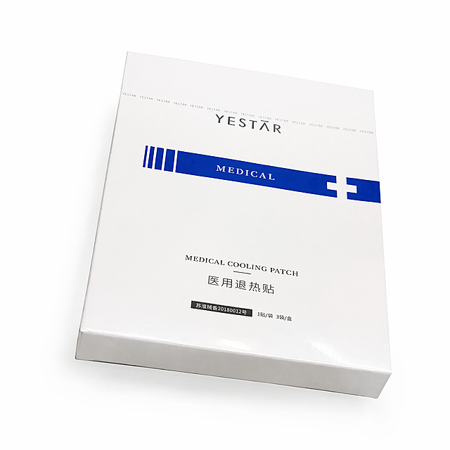 产品精修，产品置于纯白背景上，专业商业棚拍光，5500K标准中性白光，轮廓光，体积光，曝光正确，强烈真实立体感，修复表面、边角、侧边、凹槽、缝隙和底部的黑影、灰脏、暗角、发黑暗块，浅色区域干净明亮但保留自然体积阴影，接地处保留干净浅淡的自然接触阴影，严禁大片投影、脏灰阴影和悬浮感，主体居中，商品完整入画不裁切，商品外轮廓视觉体量约画面60%-80%，四边均匀留白约10%-20%，严禁满幅铺满与贴边顶满，极致超清画质，细节清晰锐利，4K分辨率，商业级实拍质感，保留原图真实材质与结构细节，提升商品洁净度和商业新品感，清除旧痕、灰暗、脏斑和不均匀色块；保留原图颜色分区、材质色相、结构和功能细节，禁止整体提亮改色，清除灰尘、污渍、指纹、油污、胶痕和霉点，严格锁定原图商品颜色，保留原图偏米白、奶油白、暖白、浅灰白的颜色倾向；严禁提白、漂白、冷白化、去色或融入白底，锁定原图商品颜色，颜色以输入图为唯一参考，分段部件颜色边界按原图锁定，锁定原图商品轮廓、件数、部件位置、连接关系、标签文字和可见功能细节，只做精修不重绘结构，外盒结构与原图一致，外盒文字与 Logo 零改写，禁止改变盒型或标签排版，亮面塑料质感，高光明确，曲面反光顺滑，表面光洁，前侧视图，严格保持原图透视，严禁扶正，严禁镜像翻转，比例1:1