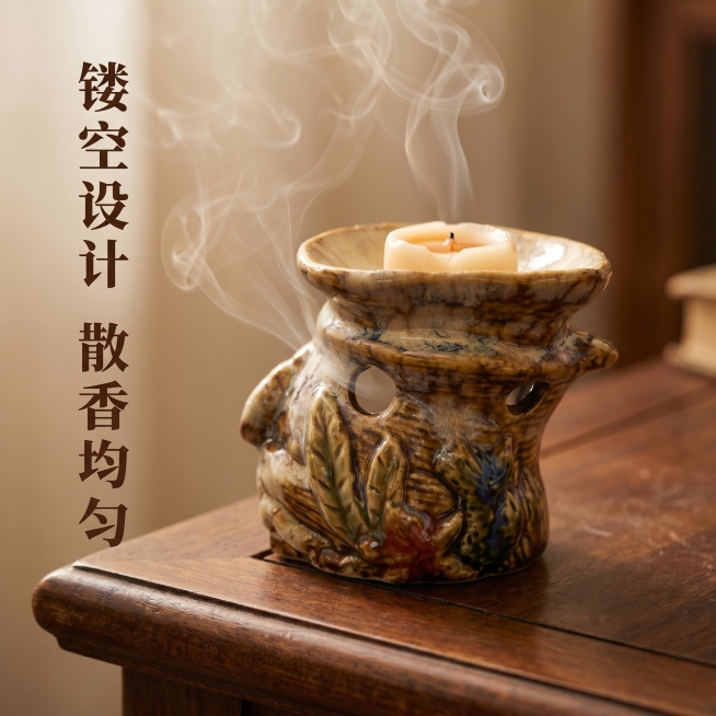 [主图 4] 复古陶瓷香薰炉功能展示
[氛围风格] 复古风，氤氲氛围感
[画质] 商业摄影质感，光线柔和通透，产品清晰真实，画面干净高级
[元素] 展示香薰炉使用状态，顶部放入香蜡，淡淡轻烟从镂空孔洞预览效果