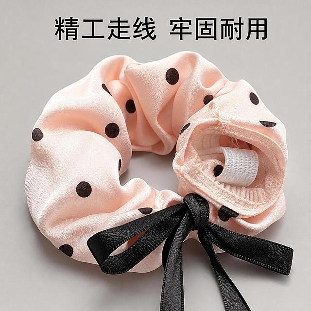 [主图-11] 发圈内里结构展示主图
[氛围风格] 工艺展示，透明直观
[画质] 清晰静物摄影，细节清楚
[元素] 将大肠发圈轻轻翻折，展示内侧的车工和松紧带结构，外侧依旧是浅粉色波点缎面，保持产品颜色材质与原图一致，主体占比70%，背景干净浅灰
[光影] 均匀柔光，清晰展示车工走线，细节明了
[配色] 浅粉色为主，浅灰背景，干净突出细节
[视角构图] 平视特写，焦点在车工走线位置
[文字版式] 上方文字"精工走线 牢固耐用"，黑色字体清晰不遮挡
[比例分辨率] 1:1 比例，文字清晰可辨，超高清
[负向提示词] 变形，水印，文字错乱，结构模糊，背景杂乱