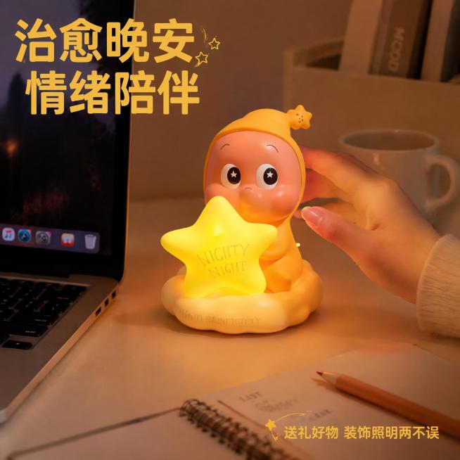 [主图-4] 星星人小夜灯桌面装饰场景展示；
[氛围风格] 治愈温馨，生活化场景；
[画质] 商业摄影质感、光线柔和通透、产品清晰真实、画面干净高级；
[元素] 保持星星人小夜灯外观、物理结构、材质质预览效果