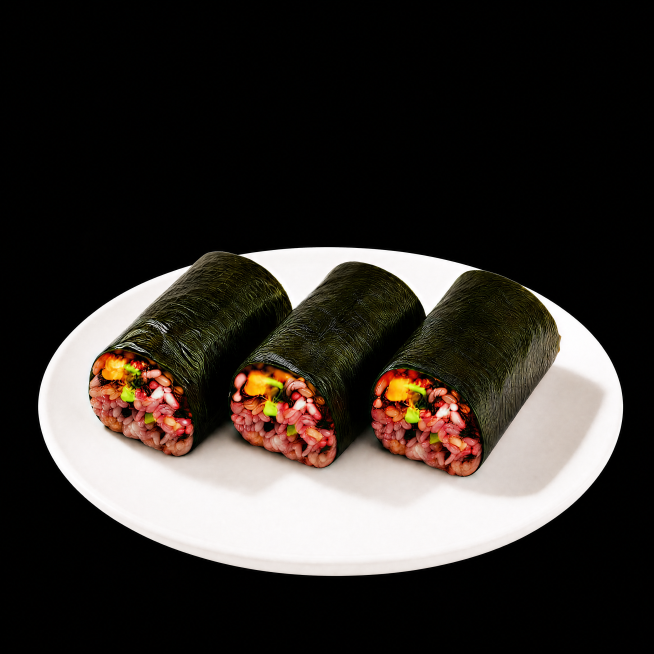 将背景更换为纯黑色，保留盘子和三个饭团不变，保留原有食材质感、清晰度、光影和色彩，整体自然协调，商业美食摄影质感预览效果