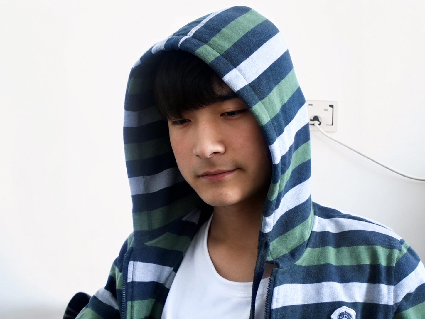 高清还原这张老照片，修复模糊和噪点，增强清晰度，还原人物面部细… - 图片创意预览