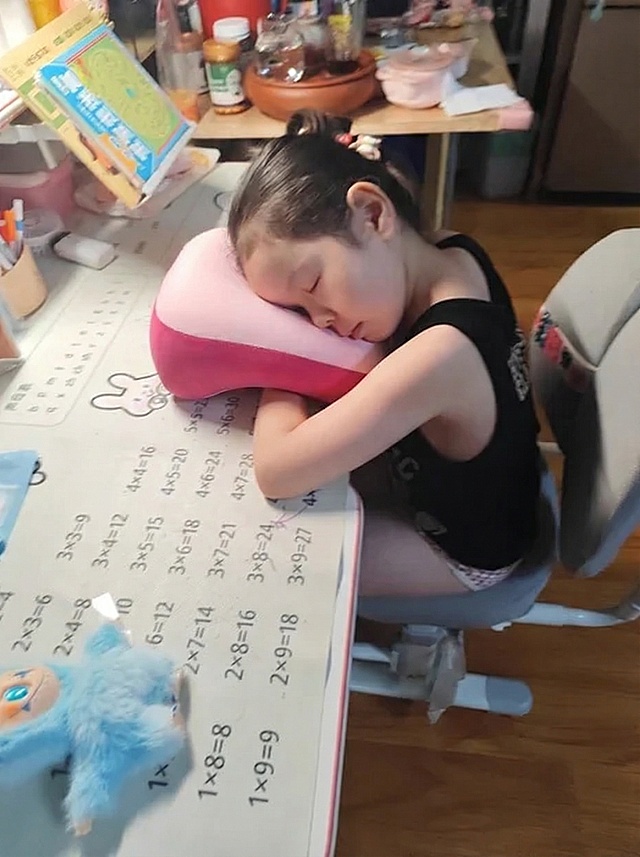 把产品上面的深粉色和下面的浅粉色互换