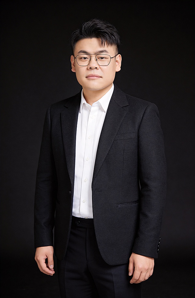 参考图中保留人物脸型、发型、年龄等特征生成职场形象照,标准焦段50mm,f/4光圈,平视视角,人物占画面70%,人物居中,为视觉聚焦点,半身照;左右留少量背景空间;头部与画面顶部保留5%空间;头部发型完整,头肩比例协调,人物结构准确;身穿深黑色精纺羊毛混纺西装外套,(平驳领设计,面料呈细腻微微哑光质感);内搭白色衬衫;下装深黑色精纺羊毛混纺西裤;着装正式干练;专业稳重;身形匀称,姿态端正,身体挺拔。呈人物站直，双臂自然垂直向下的自然姿态，肢体放松且自信;佩戴方形眼镜;发梢微微修整,干练大气,主体锐利,背景光线均匀柔和,强化色彩对比的高级感。深黑色纯色背景(呈现均匀柔和质感),极简干净;画质超高分辨率、细节清晰,32k,现代精致感风格;肤质精细化处理;眼神直视镜头,目光坚定且澄澈,表情自然。嘴角自然放松;肌肤白皙透亮,柔光提亮,细腻无瑕,通透高级干净清透肤质,肤色均匀,柔光美白细腻陶瓷肌肤,自然提亮,光影柔和通透水光肌,肤质细腻平滑干净哑光肤质,无油光无暗沉,肤色均匀提亮;杰作,最佳画质,超高细节,写实摄影,中近景人像,面部清晰,五官精致,皮肤细腻通透,白皙清透皮肤,干净肤色,健康肤色,无蜡黄,无暗沉,无黄皮,柔光,正面补光,面部光线均匀明亮,无浓重阴影,冷色调白平衡,画面干净清新,色调明亮,对焦清晰,肤质细腻,高清皮肤细节;面部光比1:1.5,4800K中性光,微微修饰脸型,肤质哑光细腻,面部雾面柔光,轻透裸肌感,真实毛孔纹理;分辨率4K,去除人物之外的所有元素。严格按照图片内容生成。