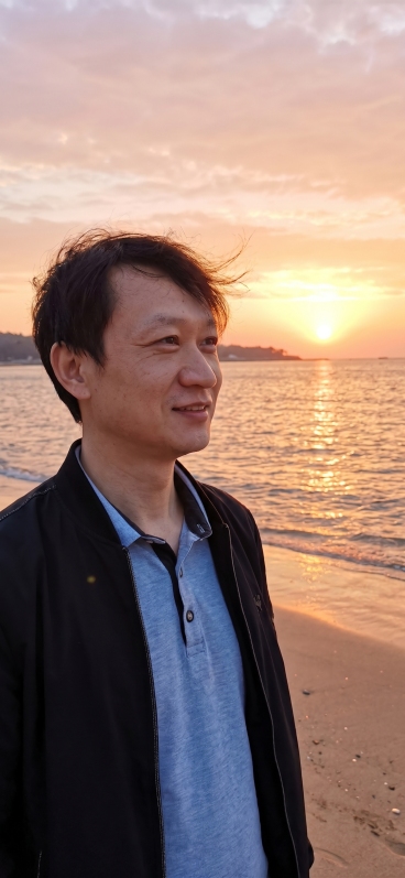 图中人物在海边吹海风看落日，背景是夕阳下的海岸线，温暖柔和的光线，海面波光粼粼，营造浪漫舒适的氛围预览效果
