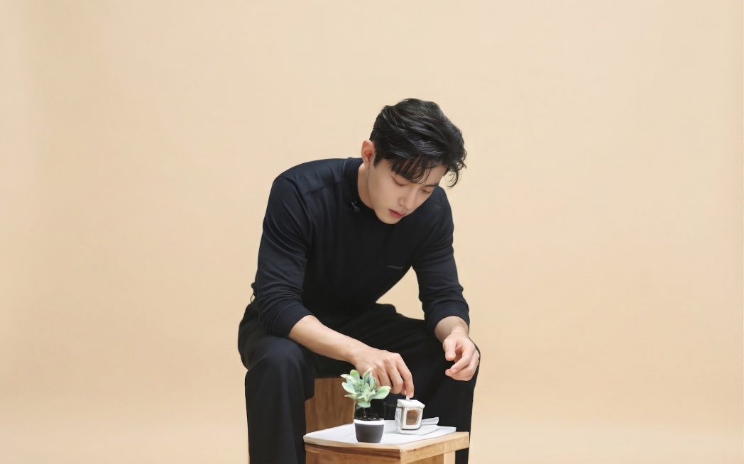 将图片背景修改为纯净的纯色背景，保留人物主体不变，风格保持一致预览效果