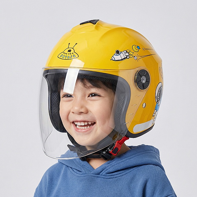 生成一张儿童佩戴的电商主图