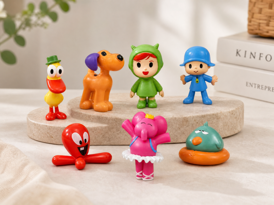 七个《POCOYO》小手办放在电商桌面场景展示，温馨可爱的桌面氛围，自然光影，适合商品展示预览效果