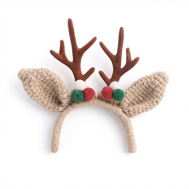 产品主体位于画面绝对正中心，垂直居中，水平居中，顶部空白区域与底部空白区域高度严格相等，严禁偏下，严禁贴边，严禁切图。正视，微俯拍视角。严格保持原图产品的拍摄透视，严禁改变产品角度，严禁扶正，严禁镜像翻转。
纯R255绝对纯白背景，高调摄影，背景过曝，边缘锐利。智能瑕疵修复，全新成色，无瑕疵，无污渍，去除灰尘划痕，平整所有布面褶皱，消除使用痕迹，表面平整光滑，商业级精修，细节清晰锐利。
再次强调：产品绝对居中，上下留白相等。提取图片中的米色一鹿平安中置音响装饰帽，仅保留帽子产品，去除多余背景和其他元素，生成800*800高清电商白底图