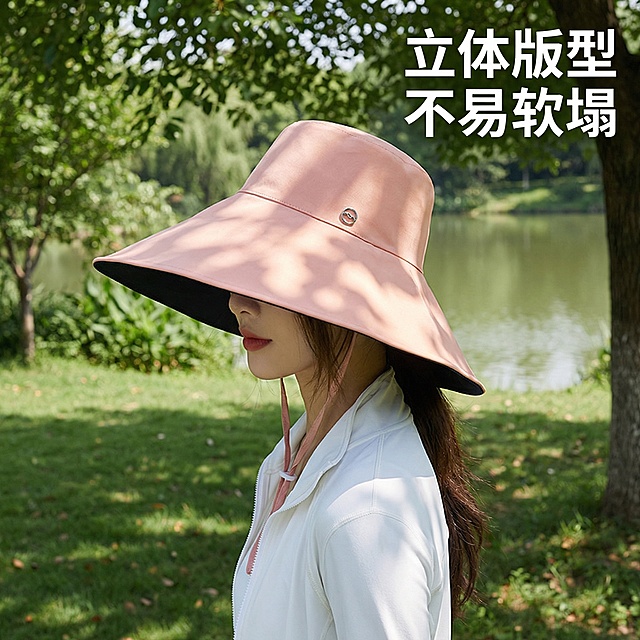 保持原图中粉色防晒帽和模特、服装的样子不变，将背景替换为户外自然场景：包含绿色草地、树木、平静水面，阳光透过树叶洒下斑驳光影，整体氛围清新自然，突出夏日防晒的场景感。产品帽子版型立体挺括，颈部全防晒，保持帽子和模特细节不变，风格统一为户外清新摄影风，和第一张主图风格保持一致。右上角添加文字"立体版型 不易软塌"，字体为白色无衬线粗体，不要遮挡帽子和模特面部。