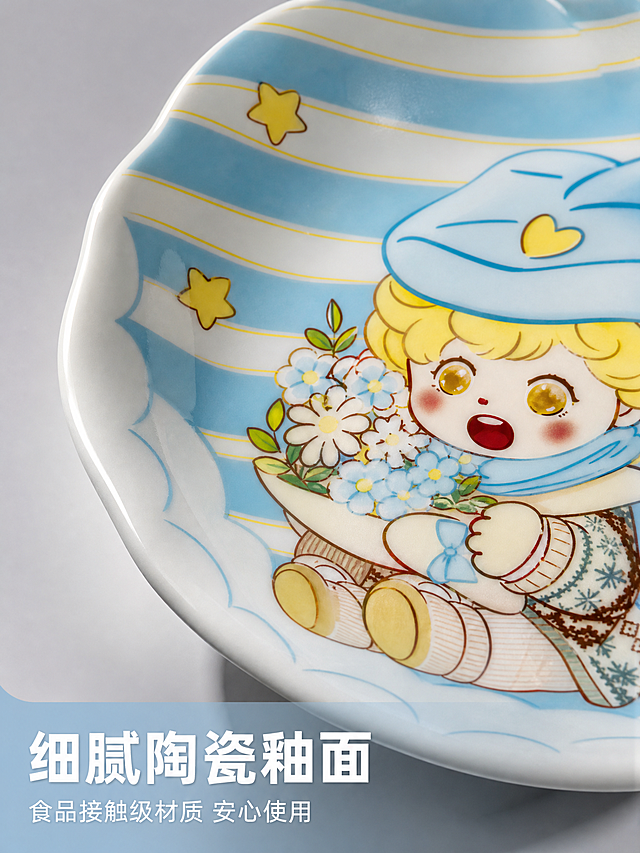 [主图-3] 星月王子陶瓷盘细节材质展示。
[氛围风格] 干净高级质感呈现，微距特写风格
[画质] 超高清商业摄影质感，细节清晰锐利，材质真实可见
[元素] 微距放大展示天蓝色款盘子的波浪异形盘边和手绘图案局部，突出陶瓷釉面的细腻光洁度和手绘线条的精致流畅。保持盘边釉面质感、手绘图案颜色细节与输入产品图绝对一致，杜绝变形和色差。特写区域占画面60%，保留完整的盘边轮廓。
[光影] 侧逆光突出陶瓷釉面通透质感和釉面光泽，明暗对比清晰，突出材质细腻度
[配色] 以产品本身的天蓝色、奶黄、白色为主，浅灰背景衬托细节
[视角构图] 局部特写视角，聚焦盘边和手绘区域，清晰展示做工细节
[文字版式] 底部半透明浅蓝蒙层，文字左对齐：
大字"细腻陶瓷釉面"白色粗体，小字"食品接触级材质 安心使用"白色小号，文字不遮挡核心特写区域
[输出要求] 3:4比例，文字清晰锐利，超高清商业摄影质感
[负向提示词] 变形，文字错乱，模糊，背景杂乱，水印，电商平台Logo，过度修饰