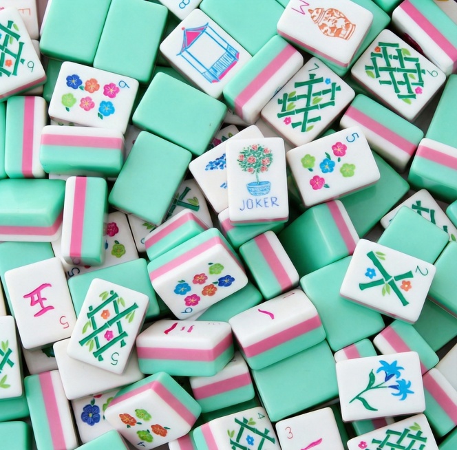 将图6的配色替换为图3的配色，即麻将侧边为薄荷绿和粉色条纹，保持麻将正面图案和文字不变预览效果