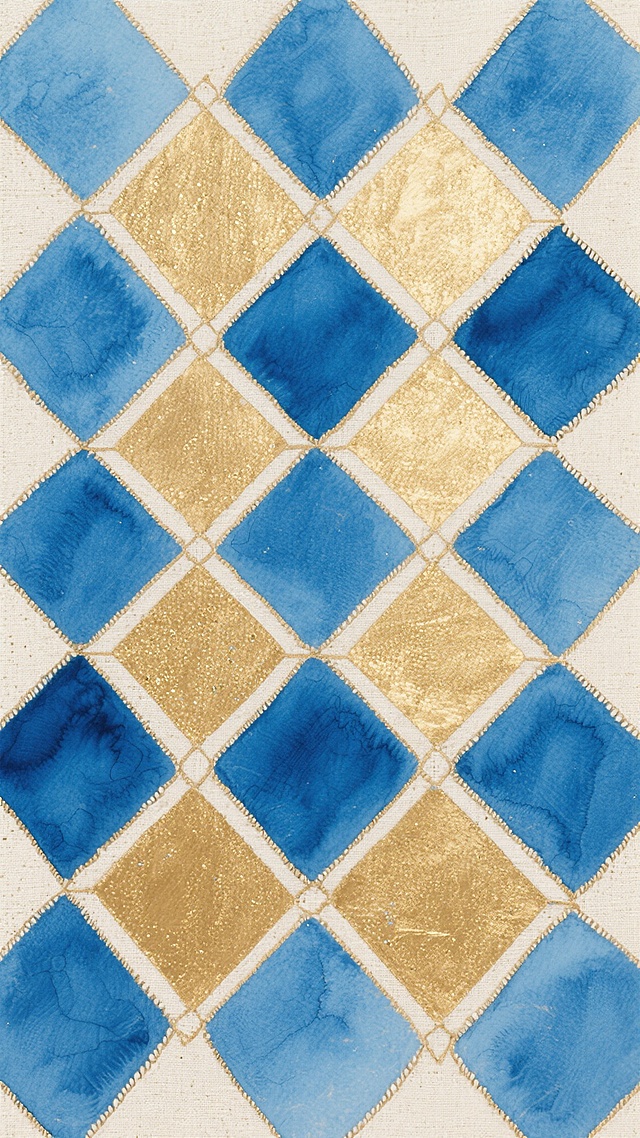 精密的几何网格平铺构图，淡金色与普鲁士蓝交织的菱形格子在米白色亚麻布纹理上延展，每个菱形色块边缘带有0.5毫米的手工毛边笔触，金色部分融入细微的珠光肌理，蓝色区域则呈现出微妙的水彩晕染效果，整体形成既有数学般精准秩序又饱含手工温度的矛盾美学，色调是古典油画般的赭石金与深邃海洋蓝的优雅对话。