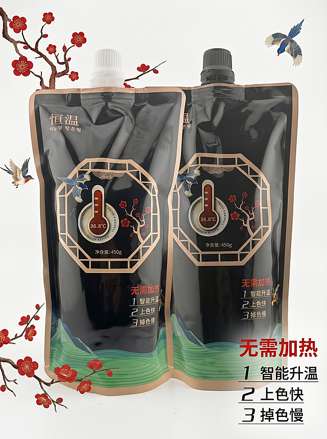 [主图-2] 鑫姿黑油核心产品展示
[氛围风格] 简约干净，天然质感
[画质] 商业摄影质感、光线柔和通透、产品清晰真实、画面干净高级，保持鑫姿黑油产品外观（物理结构、材质质感、颜色）与输入产品图绝对一致，杜绝任何变形和色差，精细化处理。商品主体占比严格控制在 60%-80% 之间
[元素] 两袋鑫姿黑油产品并排居中放置在纯白色背景上，背景为浅色非深色，周围点缀自然红梅花枝与飞鸟元素呼应产品包装设计，保持画面干净。产品展示清晰，细节完整。画面满屏无边框
[光影] 均匀柔光布光，产品轮廓清晰，包装文字清晰可见，整体光线均匀，无明显硬阴影
[配色] 纯白浅色背景，保留产品本身黑金绿撞色，突出产品本身
[视角构图] 正平视视角，产品完整居中展示
[文字版式] 右侧竖向排列卖点：大字 "无需加热"，红色粗体；下方依次 "智能升温" "上色快" "掉色慢" 黑色小字，每点间隔均匀，右对齐保留安全边距，不遮挡产品主体
[比例分辨率] 3:4 比例，2k分辨率，文字清晰可辨，超高清
[负向提示词] 深色背景，变形，水印，文字错乱，产品图模糊，背景杂乱，除染黑以外的其他功效词语