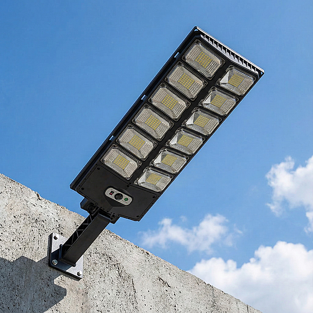 把产品安装在外墙的围墙上，远景是蓝天白云，然后拍摄角度是从下往上的