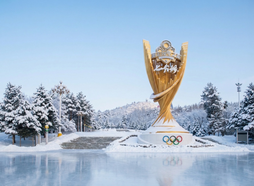 把这张图变成冬天的雪景   前面的空地上变成冰面预览效果