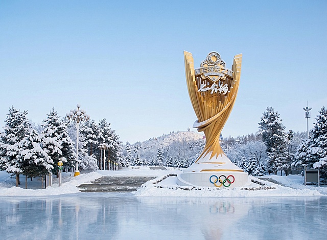 把这张图变成冬天的雪景   前面的空地上变成冰面