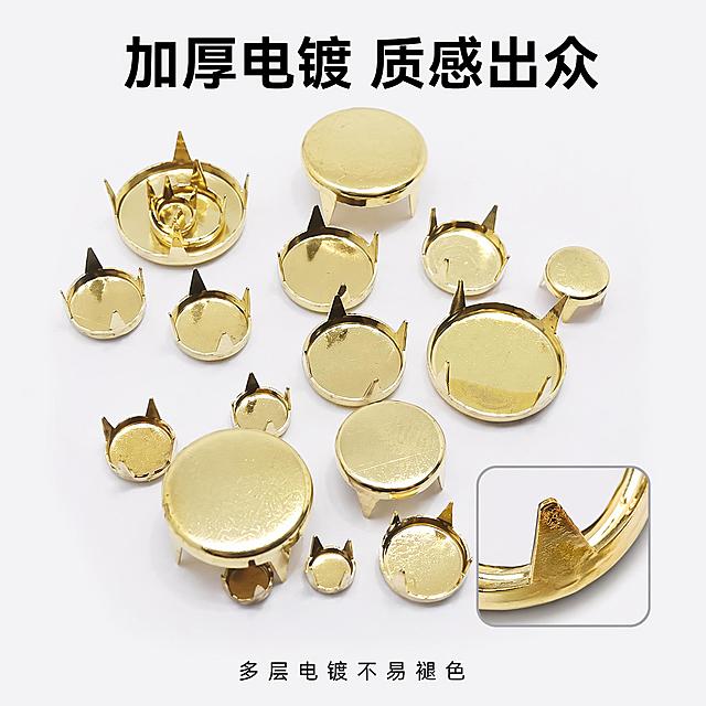 [主图-3] 圆形金属爪钉材质细节微距展示图
[氛围风格] 极简质感风格
[画质] 超高清微距细节，金属纹理清晰
[元素] 不同尺寸爪钉整齐平铺在纯白背景上，放大展示电镀表面质感和爪脚锋利切口，保持产品原有颜色和结构不变，精修后金属光泽自然干净。主图中部产品放大，角落添加一个爪脚切口局部放大画中画，展示做工细节
[光影] 侧面柔光突出金属纹理层次，反射干净明亮
[配色] 纯白背景，金属本色色系，画中画浅灰边框区分
[视角构图] 平铺俯视构图，画中画点缀右下角不遮挡主体
[文字版式] 顶部大字“加厚电镀 质感出众”，底部小字标注“多层电镀不易褪色”，简洁不抢主体
[输出要求] 1:1比例，细节清晰
[负向提示词] 变形，纹理模糊，背景杂乱