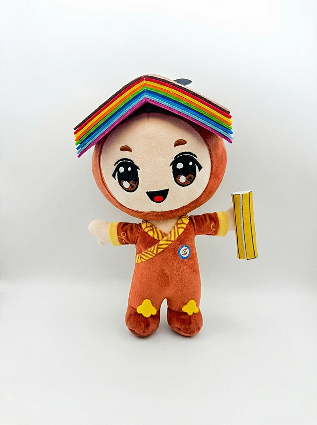让玩偶的颜色变成鲜亮，毛绒变平顺，整体变新，商业拍摄氛围，纯色背景