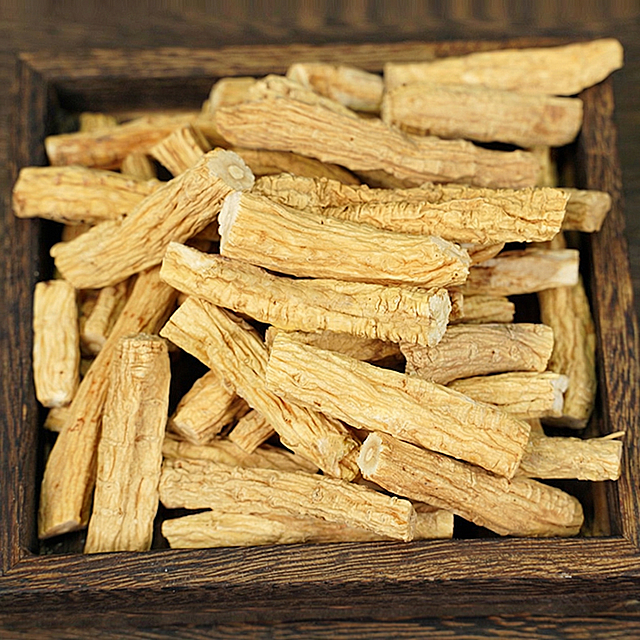 去除图中所有水印、文字、标识，完整保留党参主体和原有背景，画质保持高清，画面自然无修改痕迹