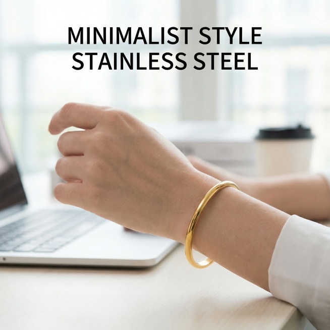 [Golden Version Main Picture 2] 3mm plain closed gold bangle, worn on a European female wrist, showi预览效果