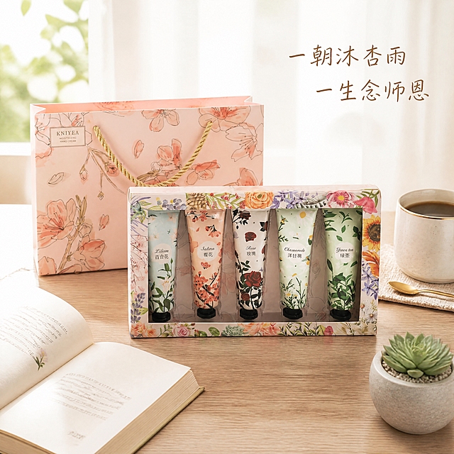 超写实电商产品摄影。
主体：护手霜礼盒套装严格参照上传产品图，完整保留所有可见组件、部件、轮廓、结构、比例、材质、颜色与产品本体上的文字信息（KNIYEA品牌、百合花/樱花/玫瑰/洋甘菊/绿茶字样及花卉图案），与上传图完全一致；包含五支护手霜透明开窗礼盒、粉色樱花图案手提袋，自然融入场景光影，与场景共处同一物理空间。产品占画面约45%，完整不裁切。
构图：俯视45°角，三分法构图，适当留白。
风格：清新文艺风，简约干净，温馨治愈。
场景：温馨书房飘窗，午后阳光，教师节礼品氛围。
空间承载：①产品放置于浅原木色飘窗小桌上，木纹清晰温润；②背景为白色纱帘透进柔和午后阳光；③窗外隐约可见绿色植物影。
陪衬软装：①礼盒左侧，一本翻开的诗集，书页微黄；②礼盒右侧，一只白色陶瓷咖啡杯配金色小勺；③桌角，一小盆多肉植物。
配色材质：原木色 / 奶白 / 嫩绿 / 金色；原木 / 陶瓷 / 金属 / 棉麻 / 绿植。
光影：主光从正面窗户透进的午后柔和漫射光，纱帘柔化光线，均匀照亮礼盒顶面与桌面，辅光为环境漫反射，无硬阴影，整体明亮柔和温馨。
文字：画面右上角有整齐清晰的中文简体文字"一朝沐杏雨 一生念师恩"，字体为手写体，排版整齐清晰，无水印，无错别字。
参数：4K 超写实，产品实拍质感，无多余杂物，无扭曲变形。严格锁定宽高比为 1:1。