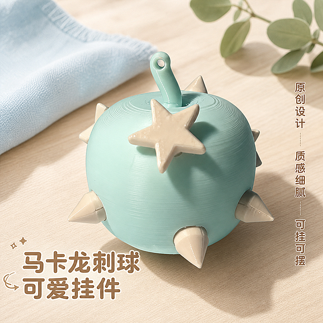 [第4屏] 薄荷绿星星刺球挂件场景展示屏。
[氛围/风格] 清新马卡龙风，浅米背景柔和光影，ins风生活场景质感。
[元素布局] 薄荷绿星星刺球挂件放置在浅棕色木质桌面，背景搭配浅蓝布艺衬布和一小片绿叶装饰，主体产品保留原薄荷绿球体、米色星星尖角、顶部挂孔的结构颜色与输入图一致，占据画面中心约60%区域。背景元素简约不抢主体，体现挂饰摆件的使用场景。
[光影质感] 左侧柔和自然光，产品右侧形成自然虚化阴影，突出球体弧度和尖角质感，保留3D打印纹理细节，整体通透干净。
[配色色系] 全局底色：#f8f5f0（浅米）；主体配色：薄荷绿+米色；辅助色：浅棕木色+浅蓝+浅绿叶。
[视角构图] 45°俯视微视角，桌面场景自然摆放，画面松弛有生活感。
[文字版式] 左下主标题「马卡龙刺球 可爱挂件」，浅棕圆角字体；右侧竖排卖点文字「原创设计 质感细腻 可挂可摆」，每行一句清晰排列，不遮挡主体。
[比例分辨率] 1:1 正方形比例，4K分辨率，文字清晰可辨，超高清。
[负向提示词] 球体变形，尖角缺失，颜色偏差，文字错乱，水印，背景杂乱