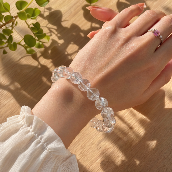 [Main Image 4] White crystal bracelet full hand wearing display. Keep the product appearance (physic预览效果