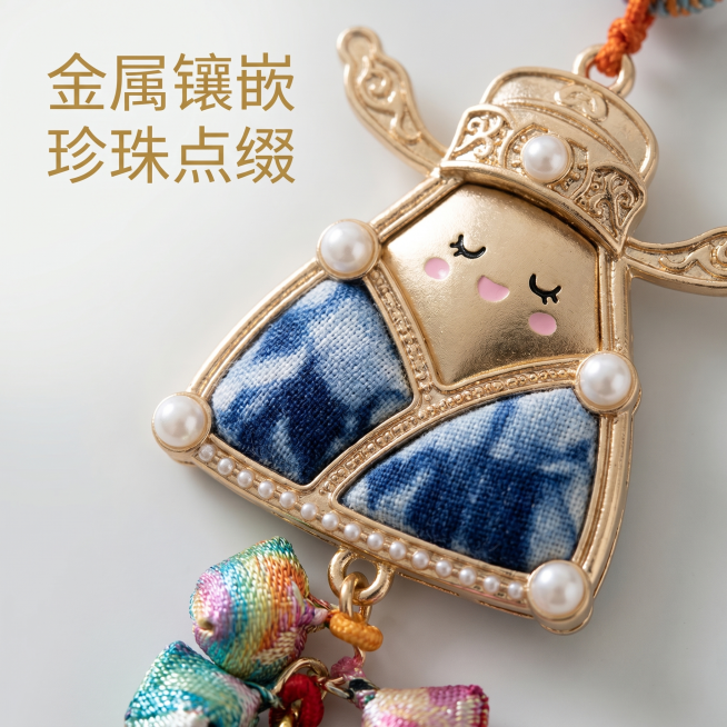 [主图 3] 金属镶嵌与珍珠细节特写；
[氛围风格] 精致工艺，高级质感；
[画质] 商业摄影质感、光线柔和通透、产品清晰真实、画面干净高级。
[元素] 特写展示粽子挂饰的金属镶嵌珍珠部分，突出金属工预览效果