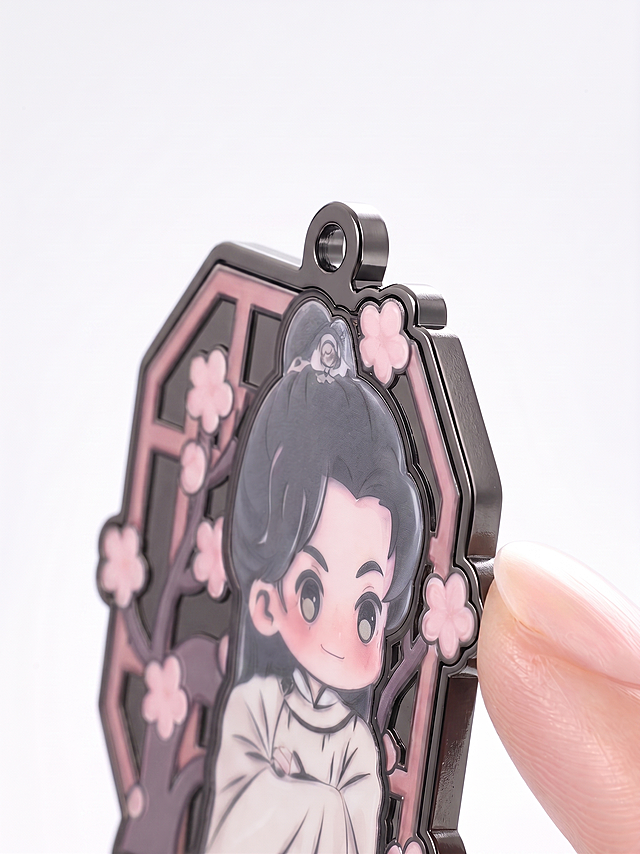 这个钥匙扣的银色边边成黑色金属边