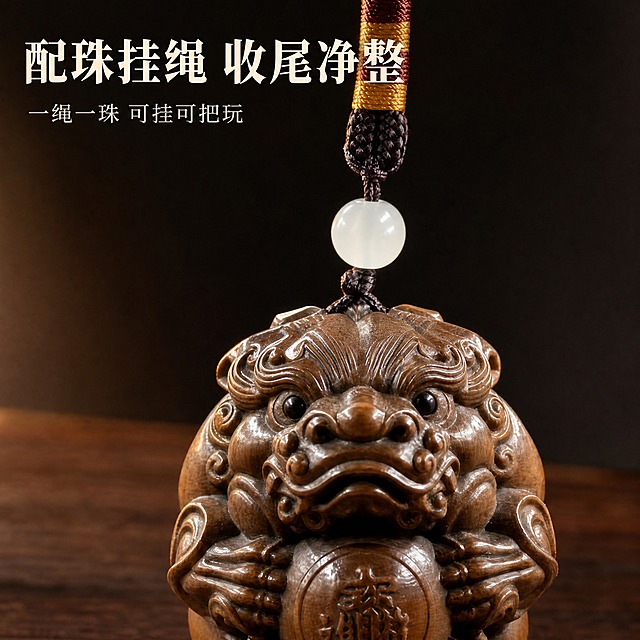 [主图-5 挂绳与配珠] 拼多多 1:1 图：镜头拉近到黄杨木雕「貔貅抱球」手把件顶部的编绳、配珠与绳结部位，唯一任务是“展示挂绳与配珠的规整做工”。
[统一基调] 新中式沉稳暖调：背景深棕黑渐变，台面深胡桃木纹，左上 45°暖光配合侧后方暖色轮廓光；标题暖米白，辅助文字浅暖灰，暗金仅用于细引线；标题为宋体类衜线粗体、说明为同族细体；文字一律横排。
[画面] 画面分为上下两区：上区为顶部区特写，深黑与暗红相间的编绳自上方穿入，中段串一颗乳白色圆配珠，绳结收得紧实整齐，绳子与钶物顶部的孔道连接自然、不松散；下区为钶物上半部的完整造型，交代挂绳在整体上的位置与比例；钶物与绳珠合计占比约 75%；必须去除画面中的人物手部与手指，配珠与绳色、孔道位置与实拍一致，不自行改色、不额外加挂件。
[光影质感] 柔光为主加边缘轮廓光，白色配珠有温润透亮感，编绳纹路清晰，钶物与配珠的接触影自然。
[文字版式] 顶部横排大字标题「配珠挂绳 收尾净整」，下方小号副标题「一绳一珠 可挂可把玩」；文字横排、避开绳结特写。
[输出要求] 1:1，细节清晰；负向：禁止绳结糊成一团、变形、模糊、背景杂乱、手部与手指、水印与平台 Logo，不要出现任何未提供的尺寸或重量数字。