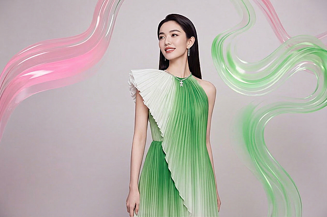 衣服和手臂露出来