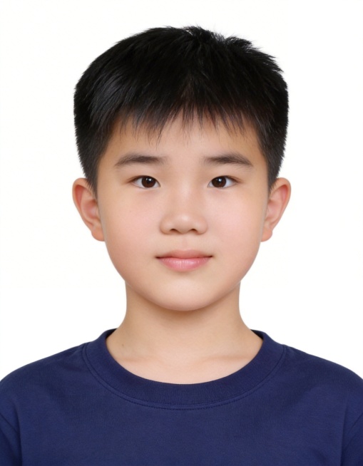 保留第一张图中人物发型､脸型､年龄特征生成标准样式纯正面儿童证件照;人物主体严格居中,头部大小与位置严格对齐第二张图,双肩水平平衡,面部中轴线对齐画面中心,正视前方;标准儿童证件照构图,人物绝对居中,预览效果