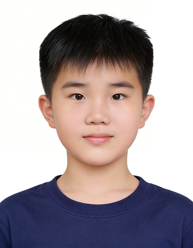 保留第一张图中人物发型､脸型､年龄特征生成标准样式纯正面儿童证件照;人物主体严格居中,头部大小与位置严格对齐第二张图,双肩水平平衡,面部中轴线对齐画面中心,正视前方;标准儿童证件照构图,人物绝对居中,头顶上方距离上边缘高度10%,下巴距离画面下边缘高度36%,人物主体占比约72%;肩部平展与画面水平轴平行;头部占比严格对齐第二张图;提亮肤色,消除暗沉,清透裸妆,隐形毛孔,均匀肤色,唇色自然提亮;肤色白皙细腻,原生轻透肤质;眼神澄澈,看向镜头,气质自信,嘴角微微上扬表情自然;耳廓可见度一致;肩部平展,肩线与画面水平轴平行;头肩比例协调呈现;免冠,不戴帽子,无头饰,无发带,不戴眼镜,无胡子,面部无痣,消除面部瑕疵,去除包包,去除背带/肩带,去除胸前装饰;柔和正面顺光均匀柔光,面部明亮无硬影,背景均匀提亮,画质清晰,零噪点降噪;面部清晰;背景亮度均匀统一;高清锐利画质,细节清晰可见;零噪点处理;色彩还原自然,均匀柔和布光,无明显阴影,面部光影干净,柔光正面打光,自然光影过渡,皮肤质感细腻,哑光质感;标准焦段50mm,纯正面,入境范围头部至胸部以上区域,F/4光圈(兼容F/2.8-F/4区间),平视视角(镜头与人物视线完全齐平);正视视图;人物绝对居中(居中构图),位于画面中心;严格限定标准证件照规格;视线水平(瞳孔连线与画面水平线平行);双耳对称露出,双肩水平且平衡,头部占比严格对齐垫图,禁止大头照(画面铺满画布,无边框留白);专业证件照质感,高清人像质感,细腻皮肤纹理,严格按照第一张图内容生成,分辨率4K,极简纯色白色背景,生成小二寸证件照，最终尺寸为宽207像素高266像素，分辨率不低于150像素，保存为JPG格式，文件大小不超过512B，画面比例7:9