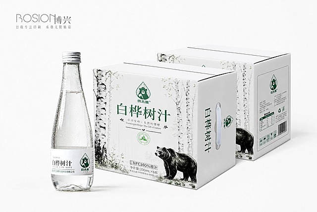 将白桦树汁玻璃瓶产品与白桦树汁纸箱包装盒结合在同一张画面中，玻璃瓶放置在纸箱前方，两者品牌和包装文字完全保留不做任何修改，白色纯净背景，商业产品摄影风格，光线柔和均匀，高清质感，产品细节清晰