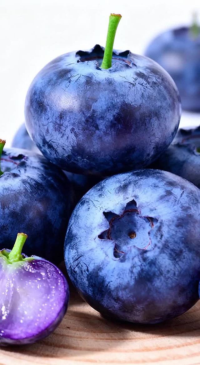 直播场景：小男孩站蓝莓园里，举着装满云南蓝莓的小篮，爷爷在旁摘果，有明显环境音，不要切换镜头，不要字幕。台词：“叔叔阿姨看这蓝莓！云南澄江的，颗颗又大又圆，肉厚汁多，洗了就能吃！直播间下单，爷爷现摘现发，坏果都能换！点一号链接，给弟弟妹妹买着吃呀！”