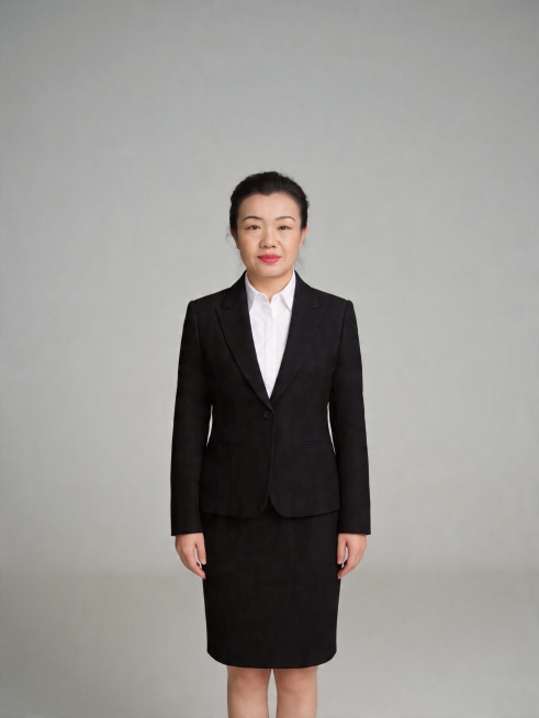 参考图中保留人物脸型、发型、年龄等特征，生成正脸视角职场全身正装形象照，标准焦段50mm,f/4光圈(f/2.8-f/4区间),完全平视正脸视角(镜头与人物视线齐平);人物占画面主体,人物居中(居中构预览效果