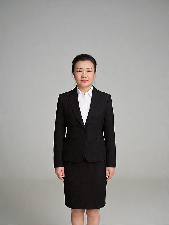 参考图中保留人物脸型、发型、年龄等特征，生成正脸视角职场全身正装形象照，标准焦段50mm,f/4光圈(f/2.8-f/4区间),完全平视正脸视角(镜头与人物视线齐平);人物占画面主体,人物居中(居中构图),位于画面中心,为视觉聚焦点,全身照,展现人物完整身形;左右留少量背景空间;头部与画面顶部保留5%空间;头部发型完整,头身比例协调,人物结构准确;身穿黑色精纺羊毛混纺西装外套,(平驳领设计,面料呈细腻微微哑光质感);内搭白色高支精梳棉衬衫;下装黑色精纺羊毛混纺西装套裙;着装正式干练;专业稳重;身形匀称,姿态端正,身体挺拔。完全正面朝向镜头，手臂自然垂直在身体两侧，肢体放松且自信;发质微微柔顺，微微蓬松。简约微微中度灰色纯色背景(呈现均匀柔和质感),背景光线均匀柔和,强化色彩对比的高级感。极简干净;画质超高分辨率、细节清晰,现代精致感风格;肤质精细化处理;眼神直视镜头,目光坚定且澄澈,表情自然。嘴角上扬;清透自然裸妆(轻薄底妆+淡唇妆)妆感轻薄轻透裸肌感,通透感肤质,肤质自然细腻,肤色健康均匀,雾面柔光裸肌感,保留真实皮肤细节｡正面柔光补光,4800K中性光,面部光比1:1.5,色调明亮｡全身写实摄影,对焦清晰,高清保留皮肤细节;分辨率4K,去除人物之外的所有元素。严格按照图片内容生成。画面比例3:4