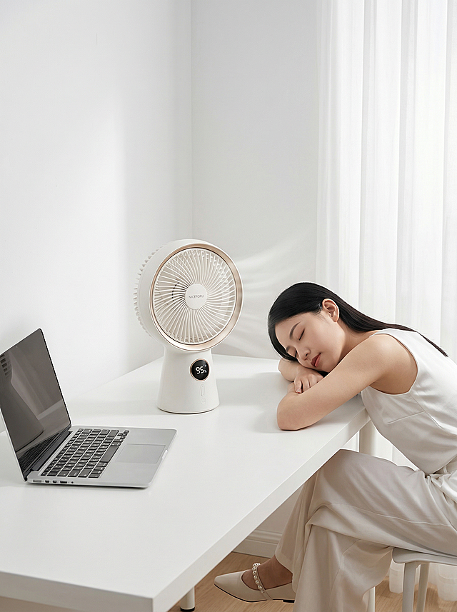 日系清新治愈风居家办公午休场景商业摄影，超写实渲染，右侧45°柔和漫射自然光透过白纱形成渐变光影，3/4侧前方30°平视视角，中心平衡构图，一点透视。根据图1的色块布局（白色=墙面，蓝色=窗帘，黄色=风扇，绿色=妆容精致的模特，红色=MacBook，黑色=桌子），将产品精准置入对应位置：纯白色哑光烤漆桌子为承载主体，核心Niceforu奶白色哑光ABS智能风扇（带香槟金数显区、显示95%电量）置于桌面中心；左侧搭配银色金属哑光笔记本电脑（原红色区域）；右侧一位年轻职场女性（绿色区域）趴卧休憩：她黑色顺直长发，身穿白色无袖缎面质感上衣与同色系垂坠阔腿裤，脚踩米白色哑光皮质浅口单鞋，鞋身带珍珠装饰细节，与风扇形成送风休憩场景关联。背景为纯白哑光墙面（白色区域）与白色半透纱帘（蓝色区域，模拟窗帘）。整体低饱和暖调莫兰迪配色，主色为白色哑光烤漆、奶白色、纯白，50mm标准定焦f/2.8大光圈，浅景深, 8K超高清，商业级写实质感，真实还原各类材质肌理，画面干净通透，光影柔和治愈。