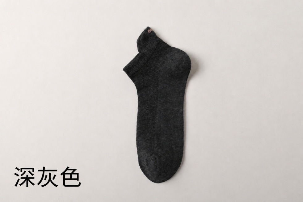 将图片左下角的'深灰色'文字放大，放大一倍，保持黑色文字颜色不变，位置在左下角，不遮挡袜子主体，保持袜子本身颜色、材质、结构和背景不变，保持原有高清画质和光影效果预览效果