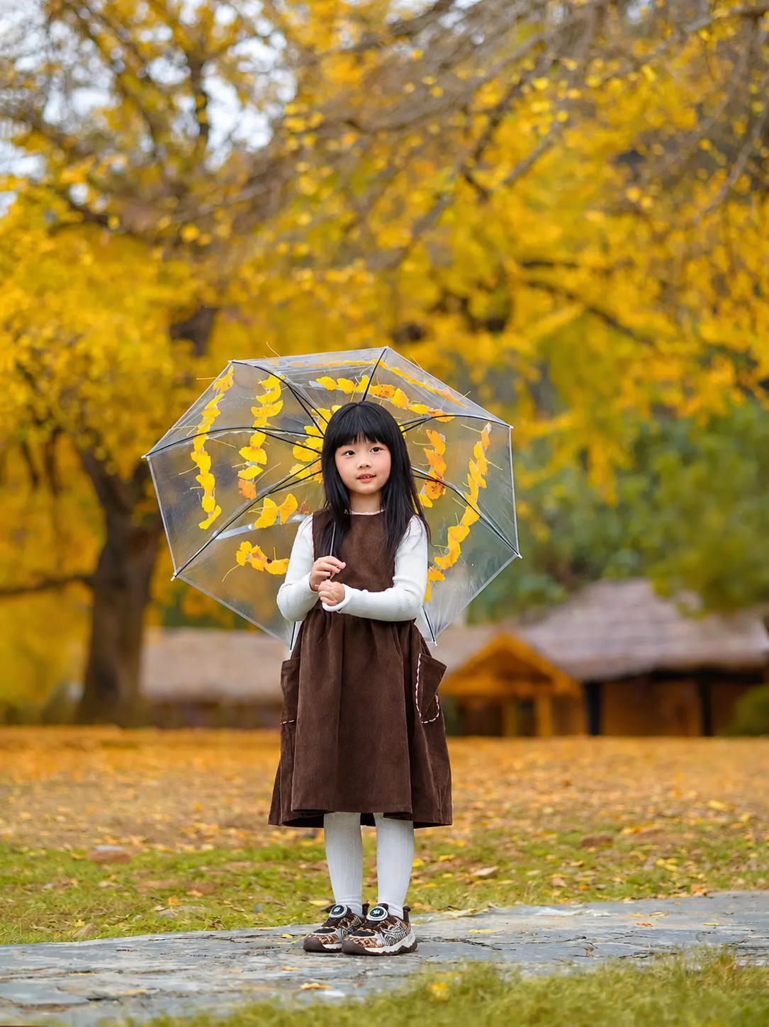 将图中女孩脚上的鞋子替换为图一的豹纹旋转纽扣儿童运动鞋，鞋子角… - 图片创意预览
