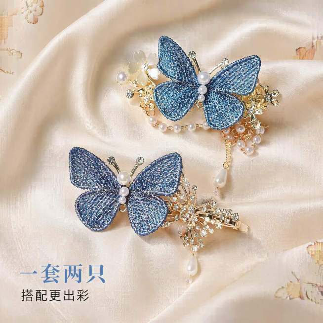 [主图-4] 一对古风蝴蝶发夹组合陈列展示
[氛围风格] 简约国风陈列，干净高级
[画质] 商业摄影质感、光线柔和通透、产品清晰真实、画面干净高级，超高清
[元素] 保持两只发夹的蓝色刺绣蝴蝶、珍珠水预览效果