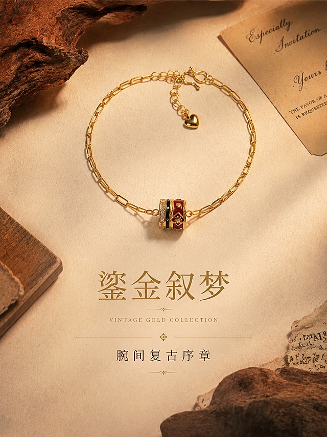 [第1屏] 详情页头图主KV-轻奢圆筒鎏金手链新品宣传海报。本屏使用【图1】作为商品主体，参考【图4】的暖调柔光与原木道具氛围。
[氛围/风格] 轻奢复古高级感，暖调柔光弥散，低饱和暖棕基底，商业摄影质感，大面积留白克制装饰。
[元素布局] 手链置于画面中上区域，呈自然弧形平铺在肌理手工卡纸上，旁边点缀原木板材小道具与复古英文纸品碎片，手链主体占比约45%-55%；下半区预留充足文案留白空间；手链物理结构、长方形链身、圆筒红黑珐琅吊坠、爱心尾链与输入产品图完全一致。
[光影质感] 侧方柔光箱漫反射光源，弱化边界阴影，整体柔和弥散，杜绝生硬硬阴影，鎏金部分有温润光泽，珐琅色块色彩饱满。
[配色色系] 全局底色 #F5EFE6（米白暖棕）；主色温润鎏金色、酒红珐琅、黑色珐琅；辅助色浅卡其、原木棕。
[视角构图] 45°俯视平铺视角，浅景深，产品为视觉中心，阅读动线上方产品 → 下方文案区。
[文字版式] 版式为上产品下文案，下半区居中排版。主标题「鎏金叙梦」优雅衬线体暖金色，副标题「腕间复古序章」简约无衬线体深棕色，主标题下方小号英文装饰「VINTAGE GOLD COLLECTION」；标题与正文之间用细金线分割；文字不遮挡手链主体。
[比例分辨率] 3:4竖版比例，4K分辨率，文字清晰可辨，高清画质。
[负向提示词] 手链变形，缺件错件，结构错误，颜色偏差，生硬阴影，水印，文字错乱，文字过小，背景杂乱，亮面塑料道具。